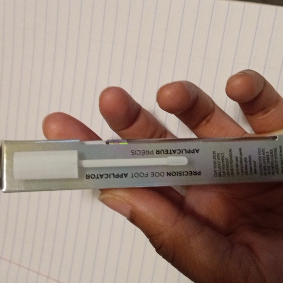 L'Oreal Paris *Brilliant Eyes* Liquid Eye Shadow - Picture 4 of 5